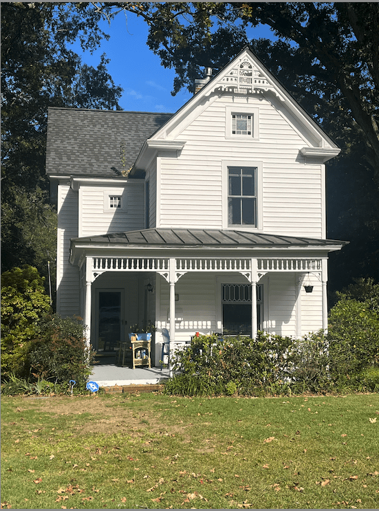 A picture of a student house in Chapel Hill's historic district.